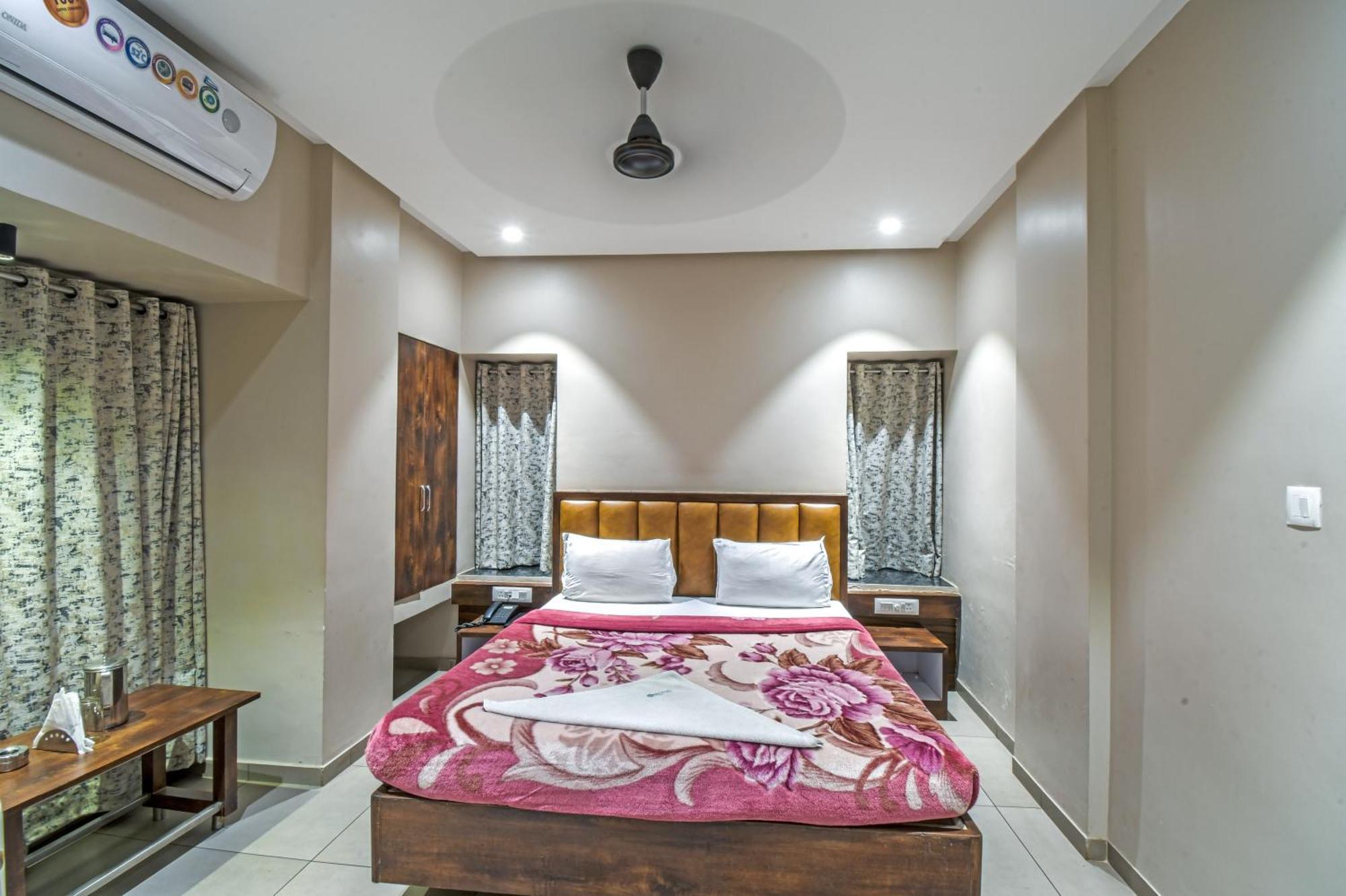 Hotel Vrindavan Deluxe קולהאפור מראה חיצוני תמונה