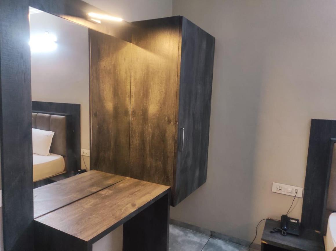 Hotel Vrindavan Deluxe קולהאפור מראה חיצוני תמונה