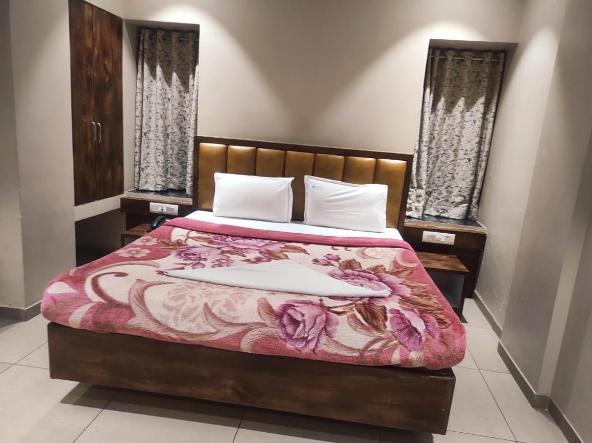 Hotel Vrindavan Deluxe קולהאפור מראה חיצוני תמונה