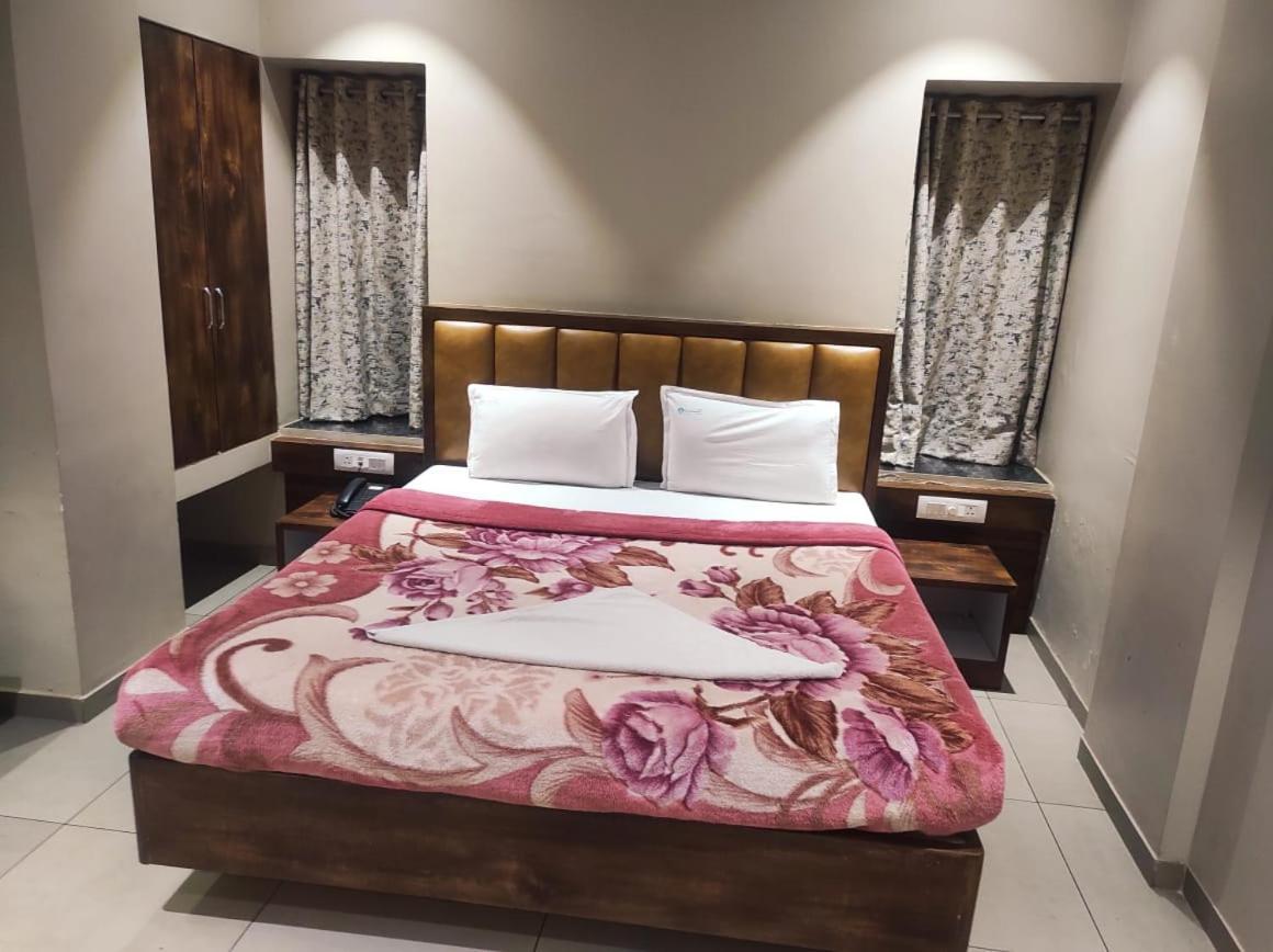Hotel Vrindavan Deluxe קולהאפור מראה חיצוני תמונה