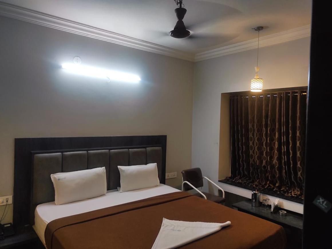 Hotel Vrindavan Deluxe קולהאפור מראה חיצוני תמונה