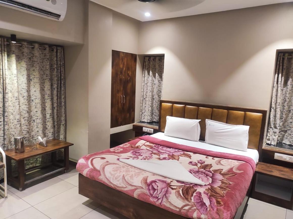 Hotel Vrindavan Deluxe קולהאפור מראה חיצוני תמונה