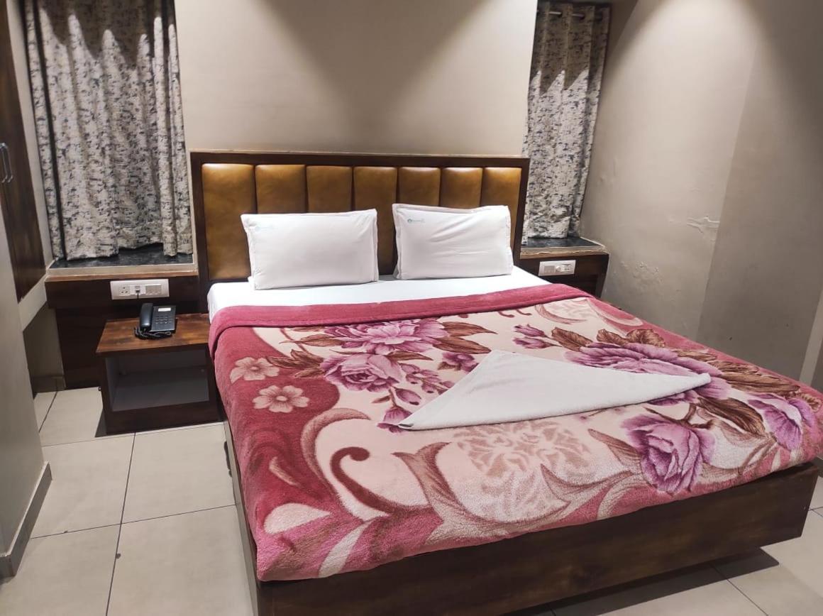 Hotel Vrindavan Deluxe קולהאפור מראה חיצוני תמונה