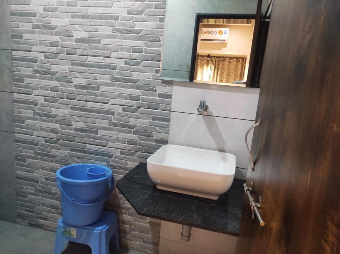 Hotel Vrindavan Deluxe קולהאפור מראה חיצוני תמונה