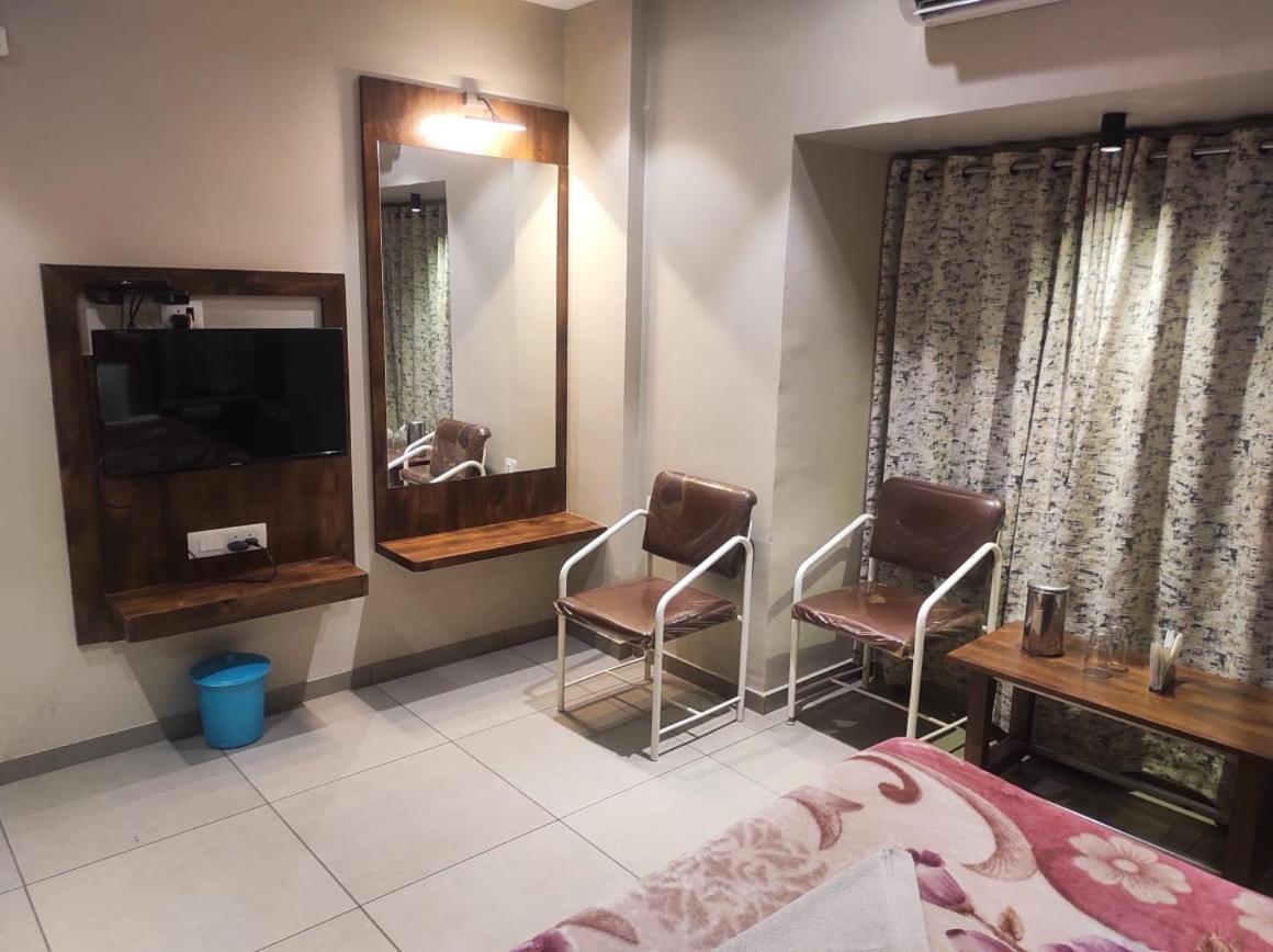 Hotel Vrindavan Deluxe קולהאפור מראה חיצוני תמונה