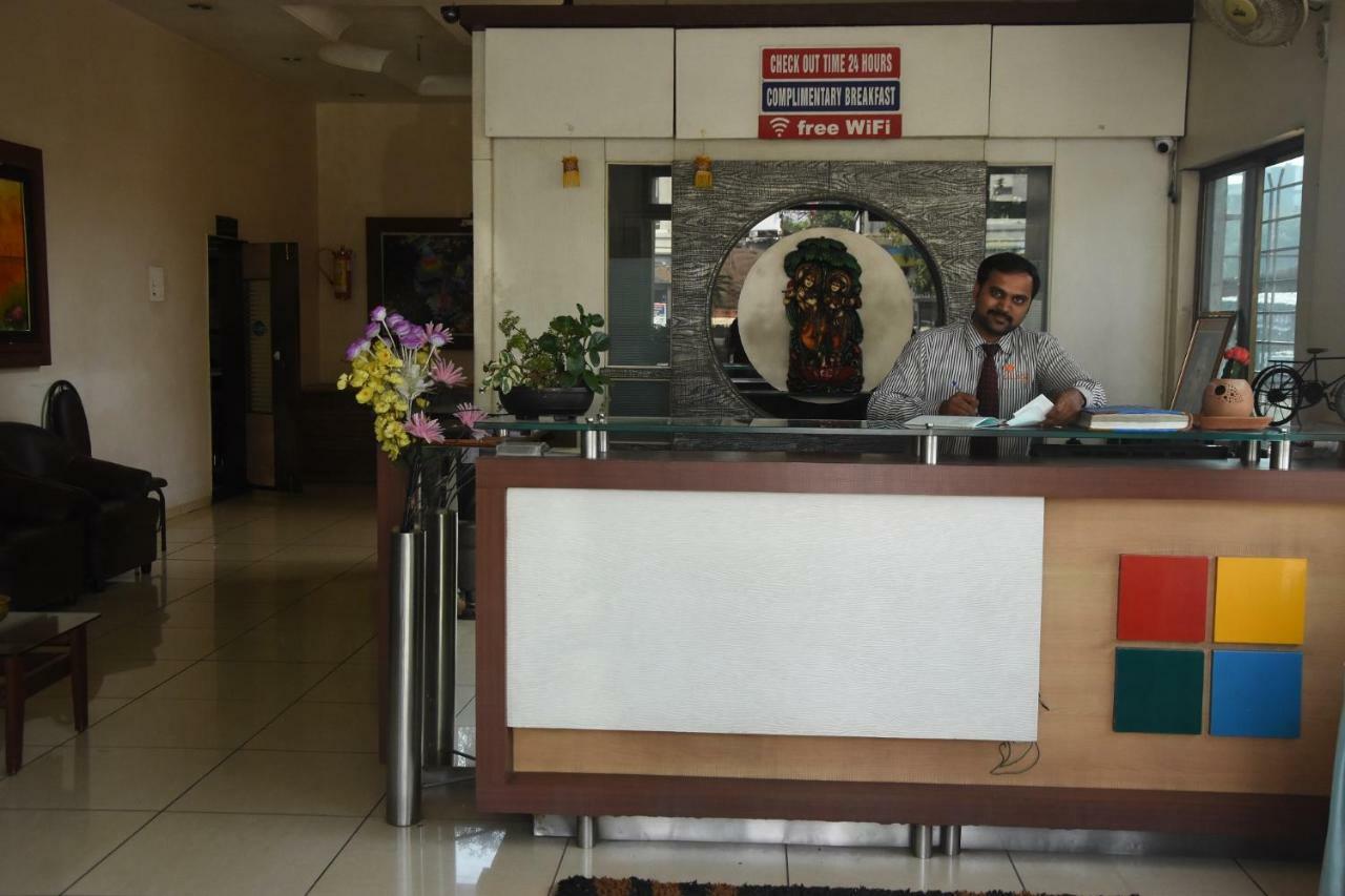 Hotel Vrindavan Deluxe קולהאפור מראה חיצוני תמונה